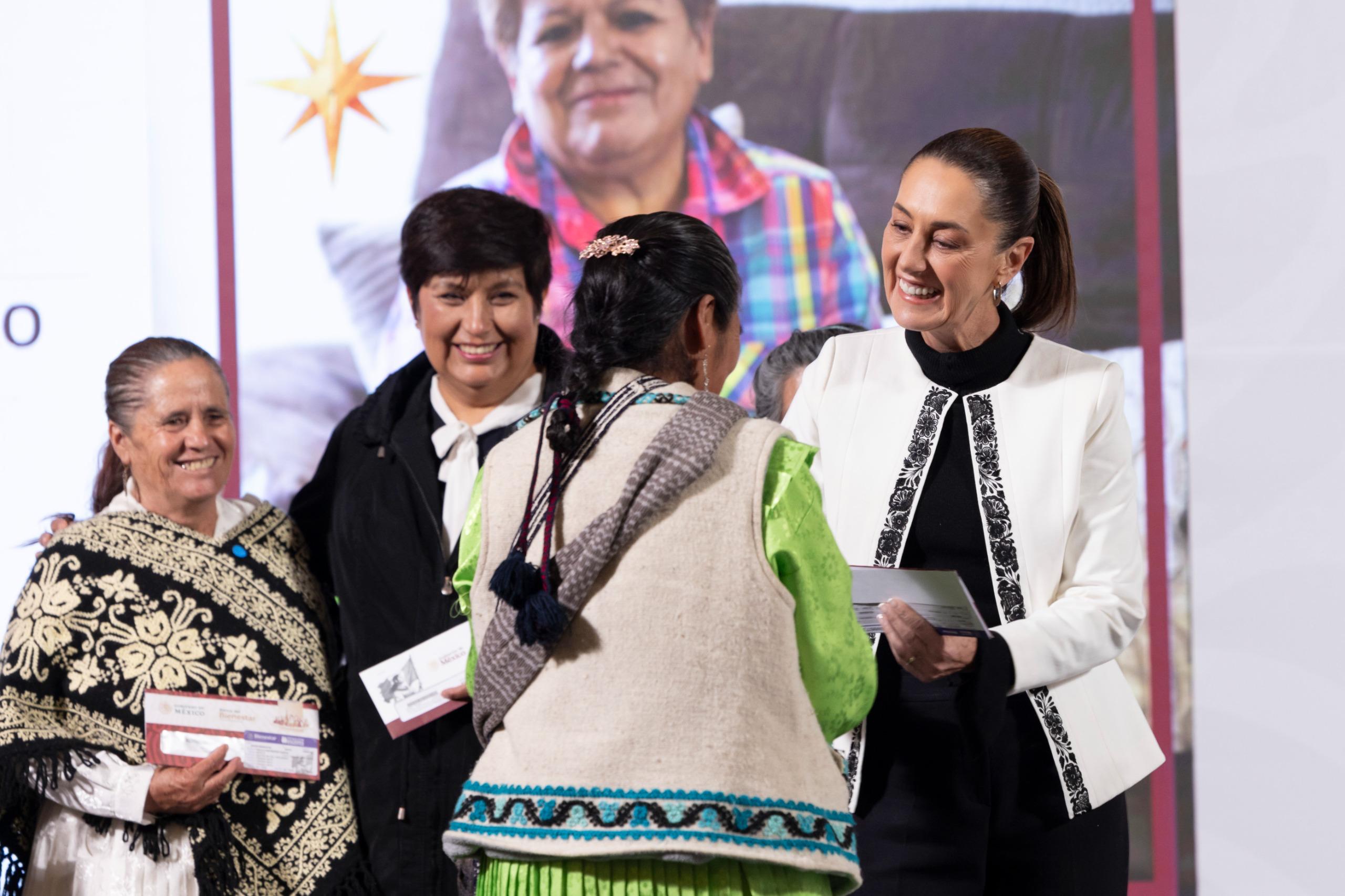 entrega-tarjetas-pension-mujeres-bienestar