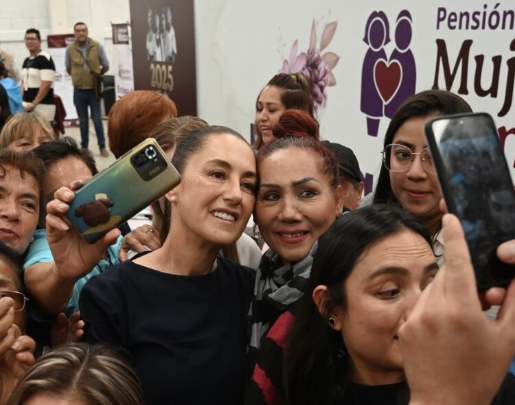 Más de 1.3 millones de mexicanas ya recibieron su tarjeta para la Pensión Mujeres Bienestar