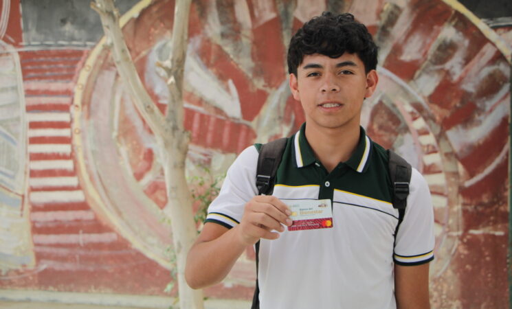 La Beca Benito Juárez y Jóvenes Escribiendo el Futuro harán pago doble en abril