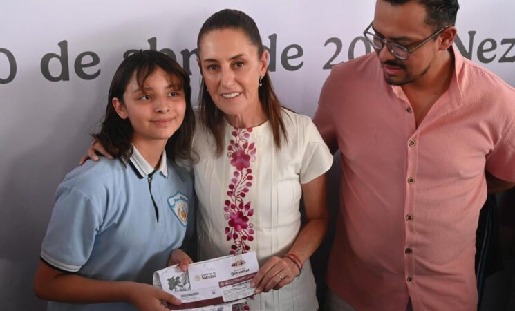 Inicia entrega de tarjetas para la Beca Rita Cetina de primaria