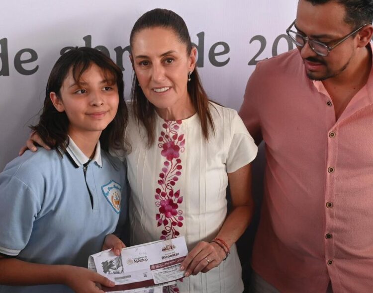 Inicia entrega de tarjetas para la Beca Rita Cetina de primaria